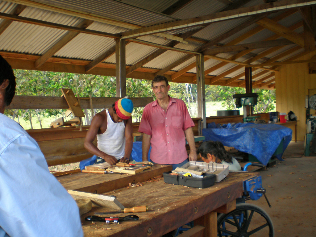 Klaus ensinando a confecção de figuras em madeira na oficina